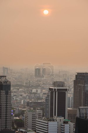 Foto de Yakarta, Indonesia - 3 de julio de 2023: Paisaje urbano y rascacielos de Yakarta al atardecer, HDR Imagen - Imagen libre de derechos