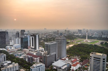 Téléchargez les photos : Jakarta, Indonésie - 3 juillet 2023 : Jakarta paysage urbain et gratte-ciel au crépuscule, HDR Image - en image libre de droit