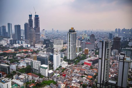Téléchargez les photos : Jakarta, Indonésie - 3 juillet 2023 : Jakarta paysage urbain et gratte-ciel au crépuscule, HDR Image - en image libre de droit