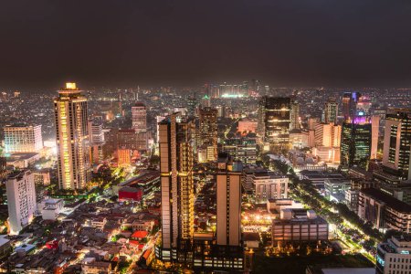 Téléchargez les photos : Jakarta, Indonésie - 1 juillet 2023 : Skyline urbaine la nuit, HDR Image - en image libre de droit