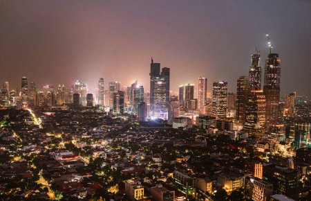 Foto de Yakarta, Indonesia - 1 de julio de 2023: skyline urbano por la noche, HDR Image - Imagen libre de derechos