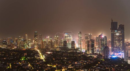 Téléchargez les photos : Jakarta, Indonésie - 1 juillet 2023 : Skyline urbaine la nuit, HDR Image - en image libre de droit