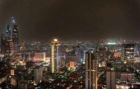 Foto de Yakarta, Indonesia - 1 de julio de 2023: skyline urbano por la noche, HDR Image - Imagen libre de derechos