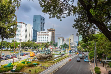 Téléchargez les photos : Jakarta, Indonésie - 1 juillet 2023 : Repères du centre-ville par temps nuageux, HDR Image - en image libre de droit