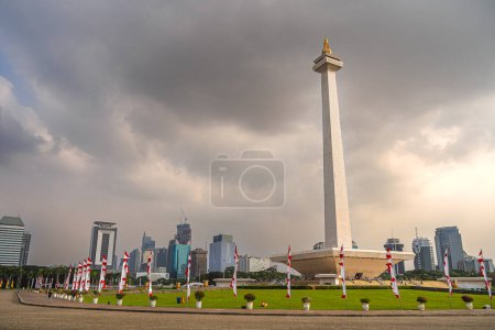 Téléchargez les photos : Jakarta, Indonésie - 1 juillet 2023 : Repères du centre-ville par temps nuageux, HDR Image - en image libre de droit