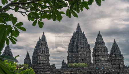 Téléchargez les photos : Prambanan, Indonésie - 1 juillet 2023 : Temple hindou par temps nuageux, HDR Image - en image libre de droit