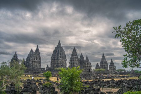 Téléchargez les photos : Prambanan, Indonésie - 1 juillet 2023 : Temple hindou par temps nuageux, HDR Image - en image libre de droit