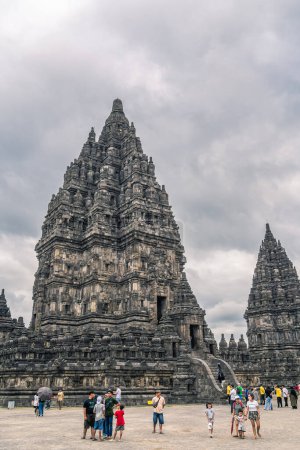 Foto de Prambanan, Indonesia - 1 de julio de 2023: Templo hindú en clima nublado, HDR Imagen - Imagen libre de derechos