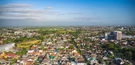 Téléchargez les photos : Vue aérienne de la ville de Surakarta à Java, Indonésie - en image libre de droit