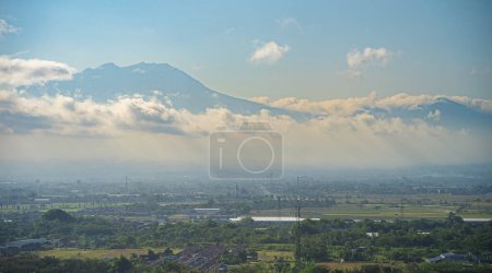 Téléchargez les photos : Vue aérienne de la ville de Surakarta à Java, Indonésie - en image libre de droit