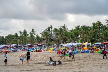 Foto de Kuta, Indonesia - 1 de julio de 2023: Playa Balinesa al atardecer, HDR Imagen - Imagen libre de derechos