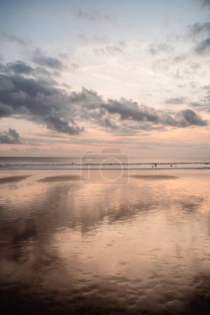 Téléchargez les photos : Kuta, Indonésie - 1er juillet 2023 : Balinese Beach at dusk, HDR Image - en image libre de droit
