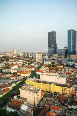 Téléchargez les photos : Surabaya, Indonésie - 1 juillet 2023 : Centre-ville historique par beau temps - en image libre de droit