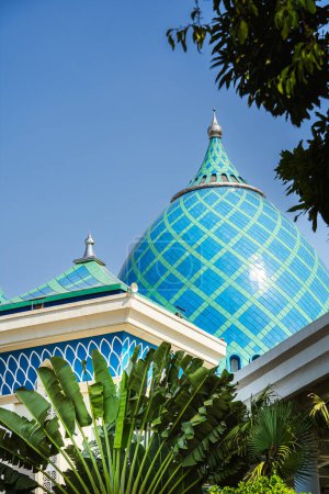 Téléchargez les photos : Surabaya, Indonésie - 1 juillet 2023 : Grande mosquée par temps ensoleillé, HDR Image - en image libre de droit
