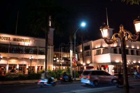 Téléchargez les photos : Surabaya, Indonésie - 1er juillet 2023 : Centre-ville historique de nuit - en image libre de droit