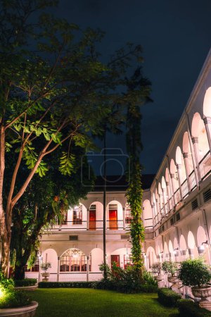 Téléchargez les photos : Surabaya, Indonésie - 1er juillet 2023 : Centre-ville historique de nuit - en image libre de droit
