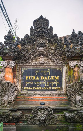 Foto de Ubud, Indonesia - 1 de julio de 2023: Pueblo balinés histórico con clima nublado, imagen HDR - Imagen libre de derechos