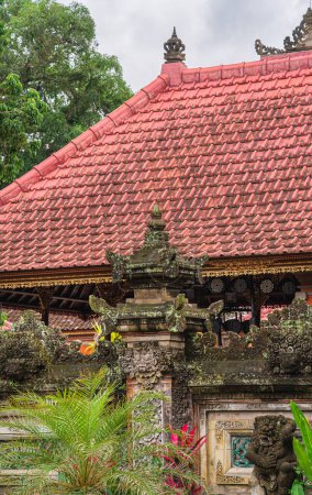 Téléchargez les photos : Ubud, Indonésie - 1 juillet 2023 : Village balinais historique par temps nuageux, HDR Image - en image libre de droit