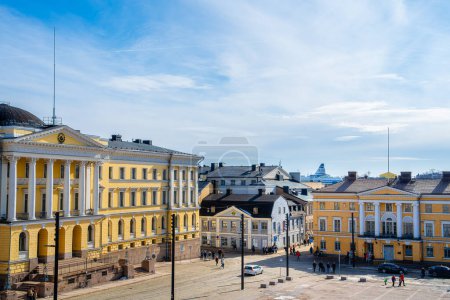 Téléchargez les photos : Helsinki, Finlande - 18 mars 2023 : Centre-ville en hiver, HDR Image - en image libre de droit
