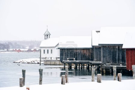 Téléchargez les photos : Mariehamn, Aland, Finlande - 25 mars 2023 : Centre-ville historique par temps neigeux - en image libre de droit