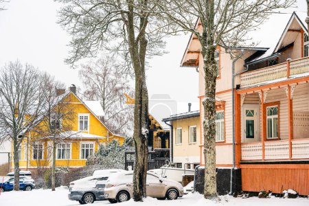 Foto de Mariehamn, Aland, Finlandia - 25 de marzo de 2023: Centro histórico de la ciudad con clima nevado - Imagen libre de derechos