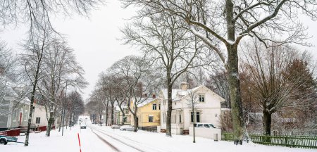 Foto de Mariehamn, Aland, Finlandia - 25 de marzo de 2023: Centro histórico de la ciudad con clima nevado - Imagen libre de derechos