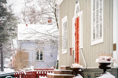 Téléchargez les photos : Mariehamn, Aland, Finlande - 25 mars 2023 : Centre-ville historique par temps neigeux - en image libre de droit