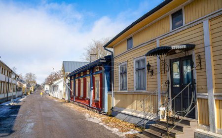 Téléchargez les photos : Naantali, Finlande - 21 mars 2023 : Village historique en hiver, HDR Image - en image libre de droit