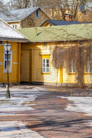 Foto de Naantali, Finlandia - 21 de marzo de 2023: Pueblo histórico en invierno, HDR Image - Imagen libre de derechos