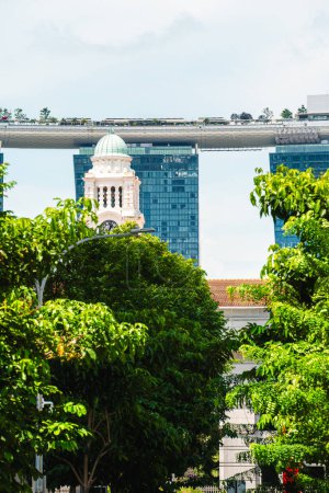 Téléchargez les photos : Singapour - 1 juillet 2023 : Singapour Centre-ville par temps ensoleillé, HDR Image - en image libre de droit