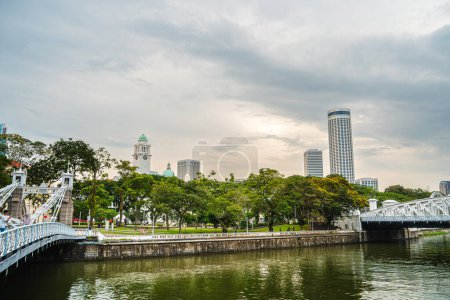 Foto de Singapur - 1 de julio de 2023: Centro de la ciudad de Singapur con clima soleado, HDR Image - Imagen libre de derechos