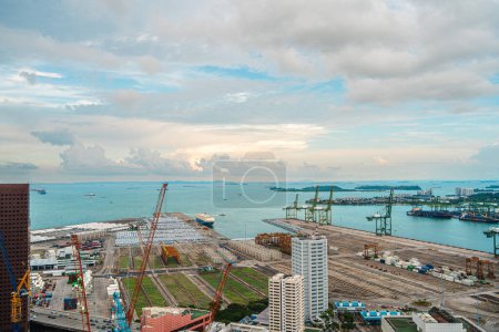 Téléchargez les photos : Singapour - 1 juillet 2023 : Ciel urbain par temps nuageux, HDR Image - en image libre de droit