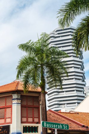 Foto de Singapur - 1 de julio de 2023: Kampong Glam district in cloudy weather, HDR Imagen - Imagen libre de derechos