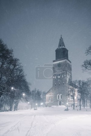 Téléchargez les photos : Turku, Finlande - 27 mars 2023 : Repères historiques dans la nuit, HDR Image - en image libre de droit