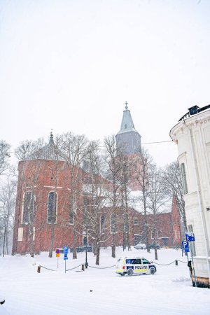 Téléchargez les photos : Turku, Finlande - 27 mars 2023 : Paysage urbain en hiver, HDR Image - en image libre de droit