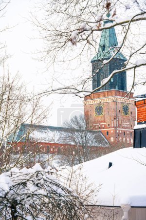 Téléchargez les photos : Turku, Finlande - 27 mars 2023 : Paysage urbain en hiver, HDR Image - en image libre de droit