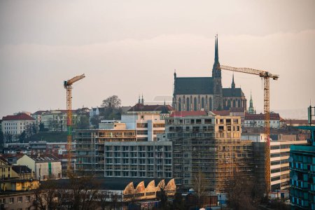 Téléchargez les photos : Brno, République tchèque - 1 mars 2023 : Centre-ville historique par temps nuageux, HDR Image - en image libre de droit