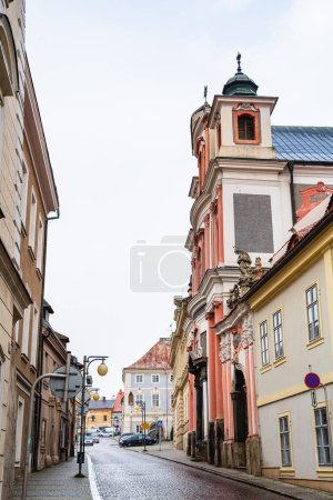 Téléchargez les photos : Kutna Hora, République tchèque - 1 mars 2023 : Centre-ville historique par temps nuageux, HDR Image - en image libre de droit