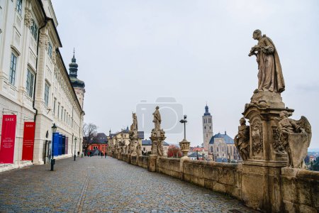 Téléchargez les photos : Kutna Hora, République tchèque - 1 mars 2023 : Centre-ville historique par temps nuageux, HDR Image - en image libre de droit