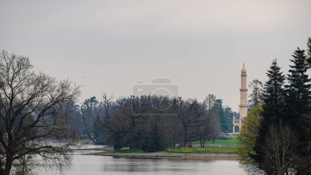 Foto de Valtice, República Checa - 1 de marzo de 2023: Castillo histórico con clima nublado, HDR Imagen - Imagen libre de derechos