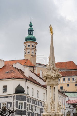 Téléchargez les photos : Mikulov, République tchèque - 1 mars 2023 : Repères historiques de la ville par temps nuageux, HDR Image - en image libre de droit