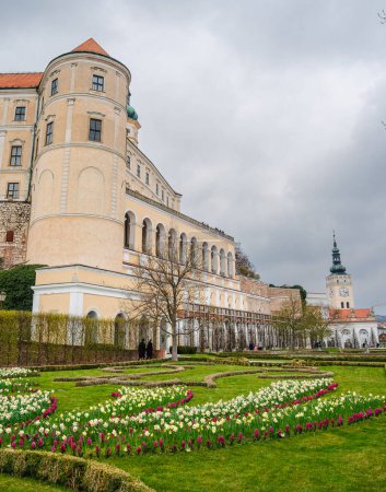 Foto de Mikulov, República Checa - 1 de marzo de 2023: Monumentos históricos de la ciudad en clima nublado, HDR Imagen - Imagen libre de derechos