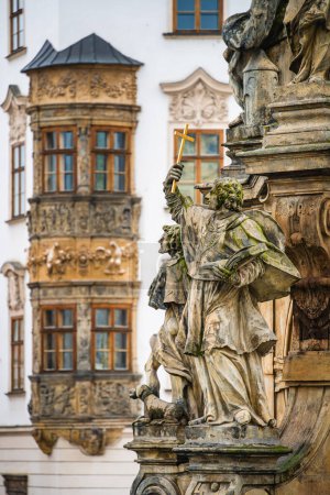 Téléchargez les photos : Olomouc, République tchèque - 1 mars 2023 : Centre-ville historique par temps nuageux, HDR Image - en image libre de droit