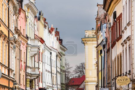 Téléchargez les photos : Pardubice, République tchèque - 1 mars 2023 : Centre-ville historique par temps nuageux, HDR Image - en image libre de droit