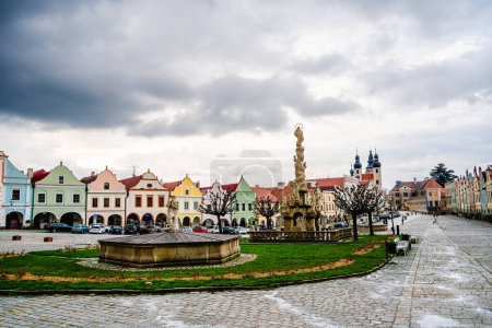 Téléchargez les photos : Telc, République tchèque - 1 mars 2023 : Centre-ville historique par temps nuageux, HDR Image - en image libre de droit
