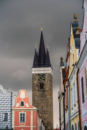 Téléchargez les photos : Telc, République tchèque - 1 mars 2023 : Centre-ville historique par temps nuageux, HDR Image - en image libre de droit