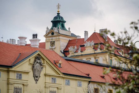 Foto de Valtice, República Checa - 1 de marzo de 2023: Castillo histórico con clima nublado, HDR Imagen - Imagen libre de derechos