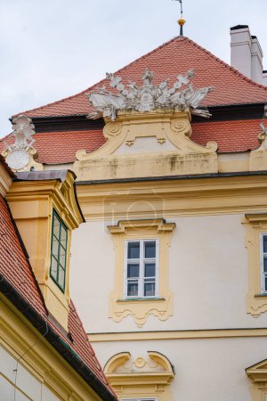 Téléchargez les photos : Valtice, République tchèque - 1 mars 2023 : Château historique par temps nuageux, HDR Image - en image libre de droit