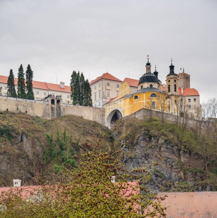 Téléchargez les photos : Vranov, République tchèque - 1 mars 2023 : Château historique par temps nuageux, HDR Image - en image libre de droit
