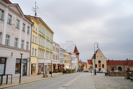 Foto de Znojmo, República Checa - 1 de marzo de 2023: Centro histórico de la ciudad con clima nublado - Imagen libre de derechos